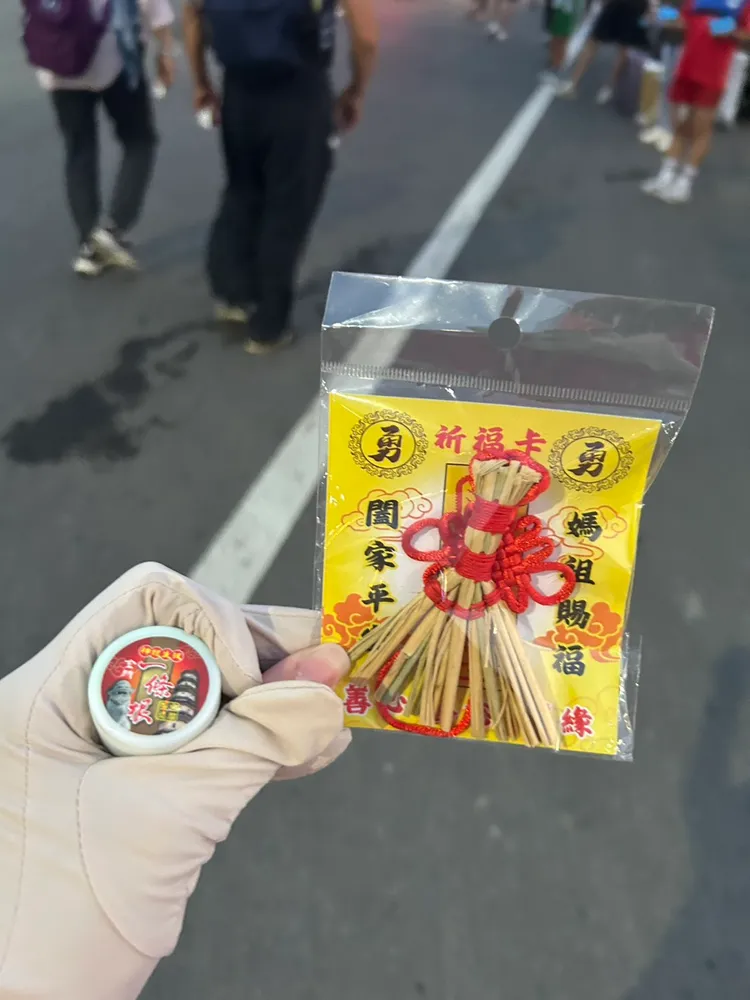 還有人分送祈福卡結緣。民眾提供