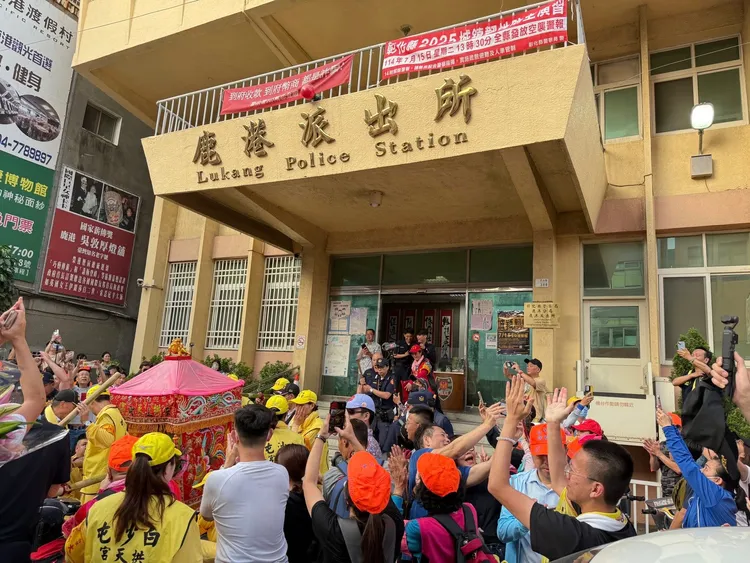 白沙屯媽祖首度停駕鹿港派出所。拱天宮提供