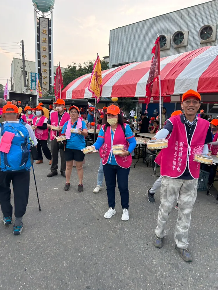 白沙屯媽祖進入鹿港鎮，信徒準備各式點心、美食分送香燈腳。民眾提供