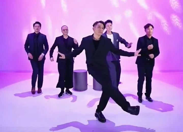 吳卓羲（前）領舞《晚安大小姐》，後排各跳各的，林曉峰則自動消失。翻攝港劇情報所小紅書