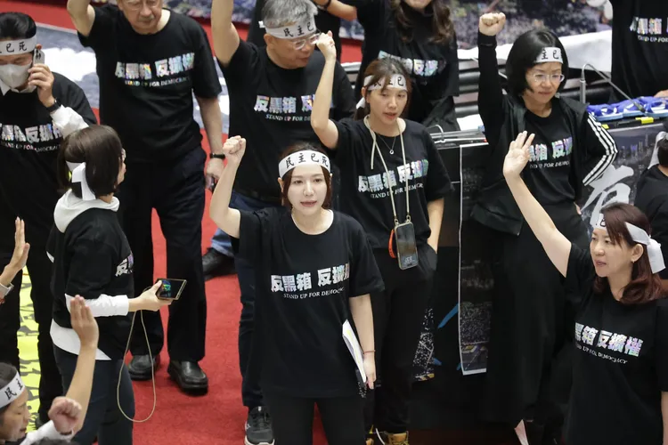 當我看到不合理的議事亂象時，難道不能大聲說話嗎？我作為民意代表，不就是來替人民發聲嗎？」她反問。取自吳沛憶臉書