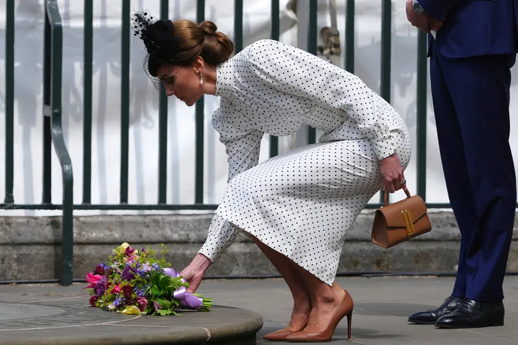 凱特王妃向二戰受難者獻上花束。美聯社