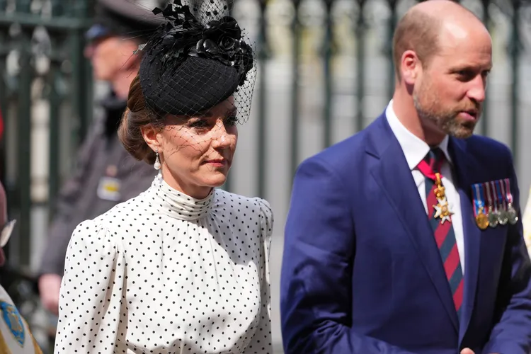 凱特王妃以Alessandra Rich黑白波點洋裝搭配Juliette Botterill黑色網紗帽。美聯社