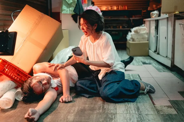 于子育狂飆演技。華納音樂提供