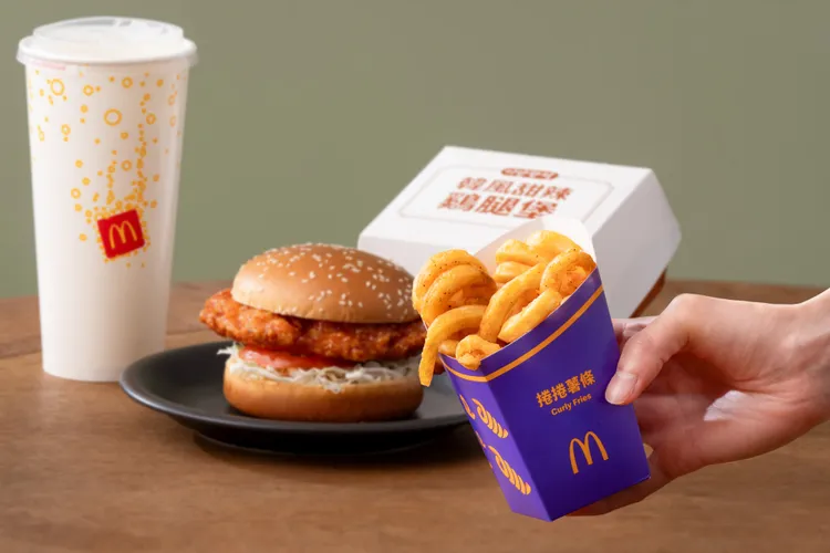 期間經典配餐只要加16元，就能升級為「捲捲薯條配餐」。麥當勞提供