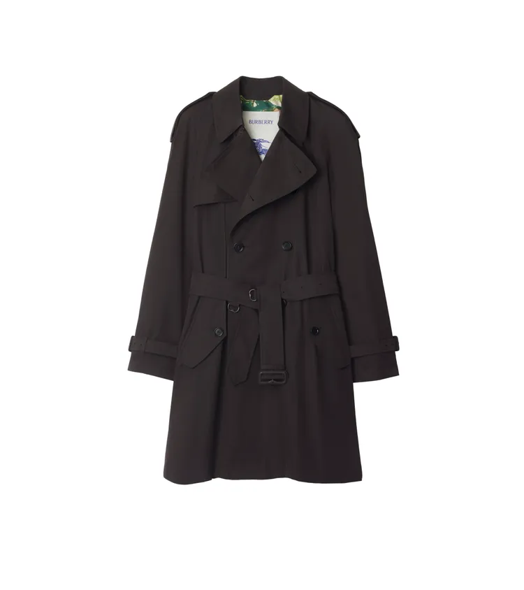 BURBERRY鋼墨色雙排扣風衣，10萬9000元。品牌提供