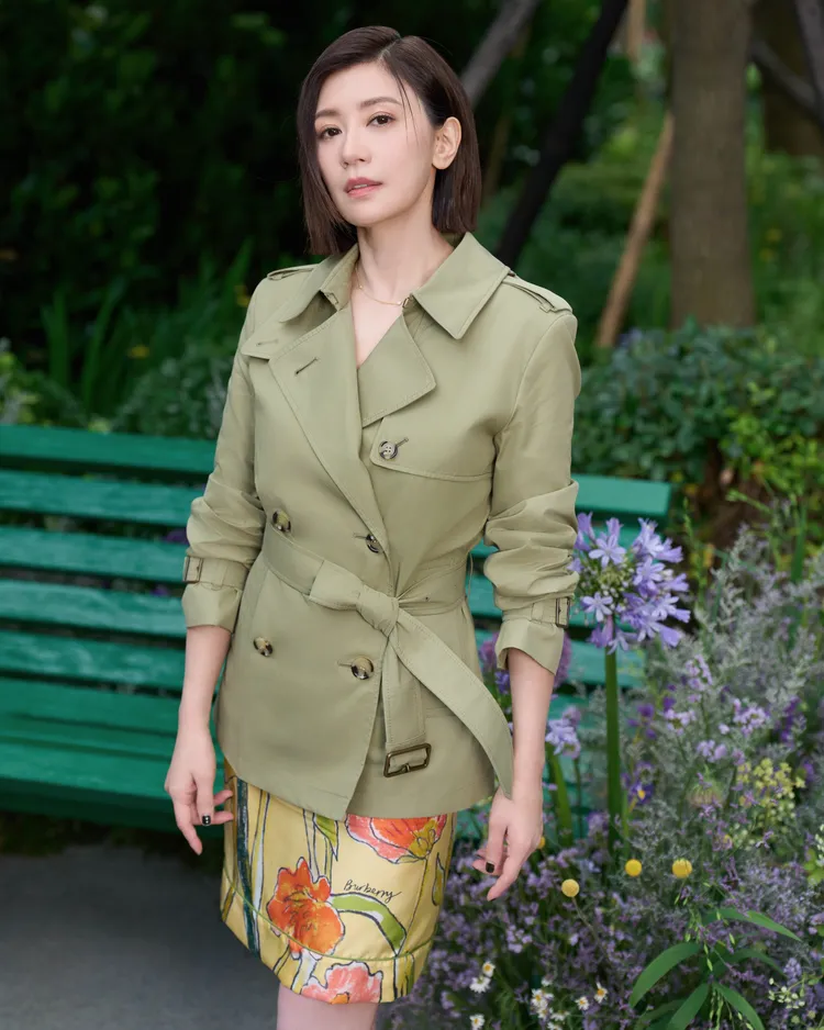 賈靜雯化身剛柔並濟的BURBERRY花園女神。品牌提供