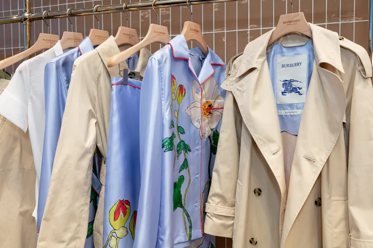 翻開經典風衣同樣可以看到暗藏其中的印花元素。品牌提供