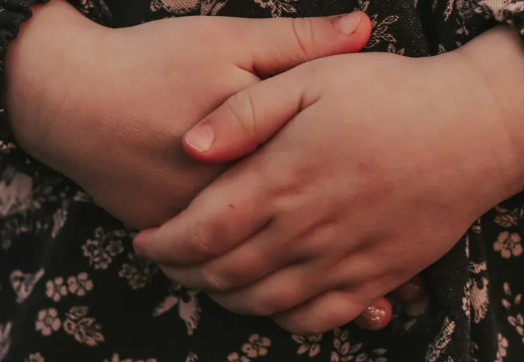 一名女童日前突然跟家長表示，自己被同學亂摸導致沒辦法上廁所。取自Unsplash