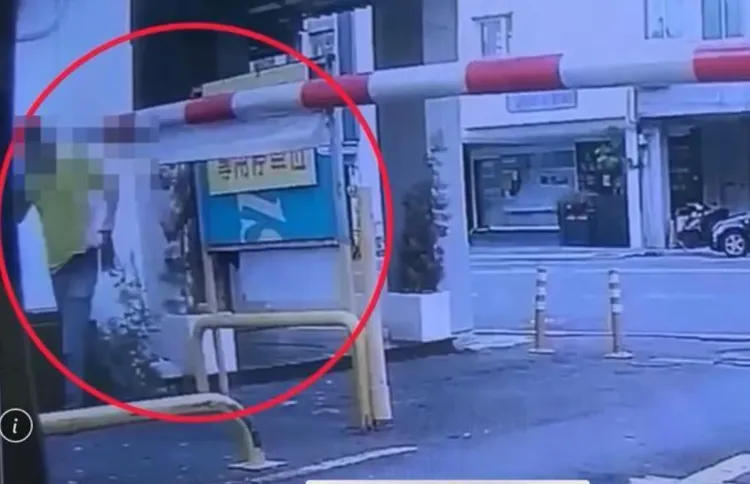 轄區警二分局表示將懲處相關人員，正調閱監視器畫面追查中。翻攝照片