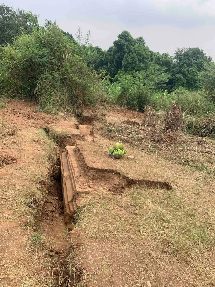 在地震發生前僅有有小段階梯可見。臉書
