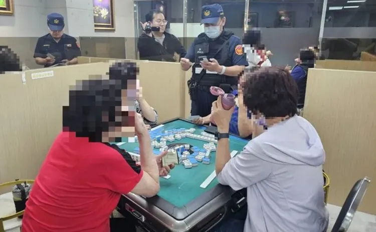 土城分局查獲棋牌社涉嫌賭博案件，現場查扣麻將賭資及賭具等證物。翻攝畫面