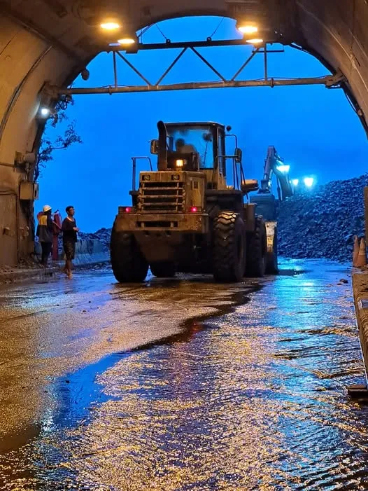 公路單位出動重型機具搶修。翻攝畫面