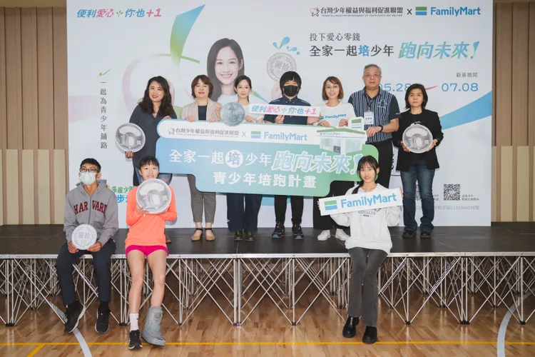 簡嫚書與台少盟關懷的青少年一起合影。台少盟提供