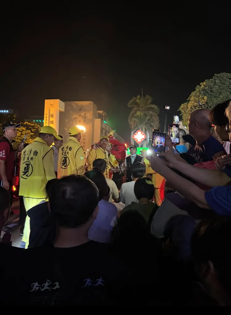 劇組全員停工追媽祖，還成功鑽轎底。圖／翻攝Threads