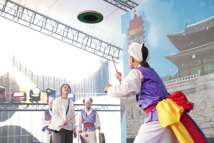 韓國傳統公演《安城男寺黨》與民眾互動。韓國觀光公社提供