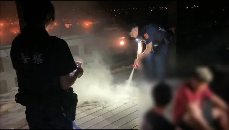 巡邏員警發現冒煙後持滅火器撲滅火勢。警方提供