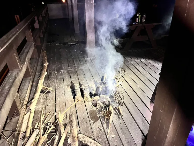 2男點火驅蚊釀火警。警方提供