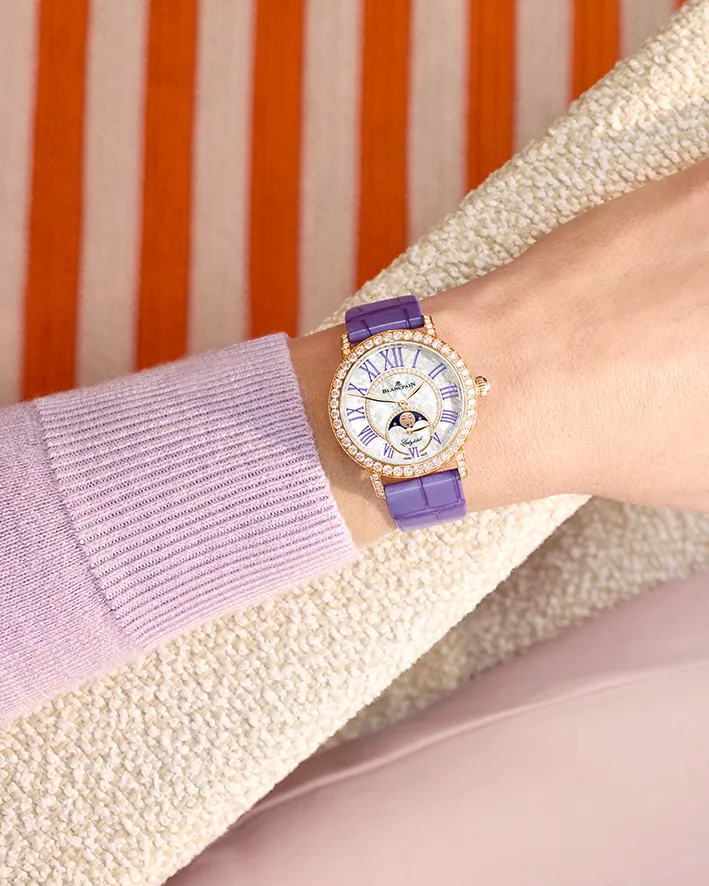 寶珀Ladybird Colors系列月相腕錶（皇家紫），34.9mm，18K紅金錶殼，鑲鑽珠光珍珠母貝錶盤，皇家紫短吻鱷魚皮錶帶，寶珀原廠自動上鍊機芯1163L型，動力儲存100小時，防水深度30米，針扣錶帶款106萬6000元、褶疊扣錶帶112萬2000元。品牌提供