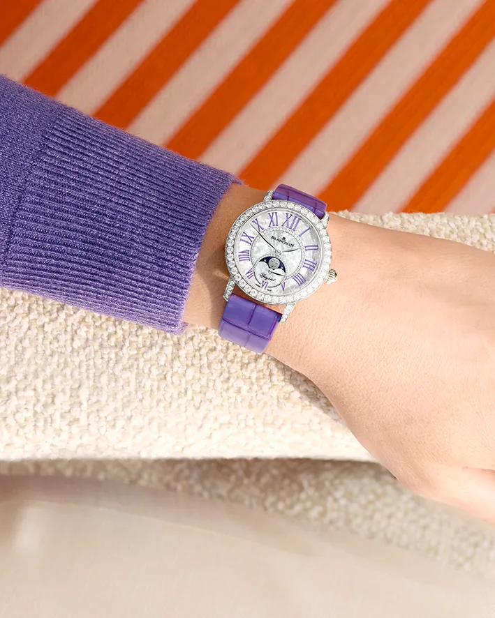 寶珀Ladybird Colors系列月相腕錶（皇家紫），34.9mm，18K白金錶殼，鑲鑽珠光珍珠母貝錶盤，皇家紫短吻鱷魚皮錶帶，寶珀原廠自動上鍊機芯1163L型，動力儲存100小時，防水深度30米，針扣錶帶款106萬6000元、褶疊扣錶帶112萬2000元。品牌提供