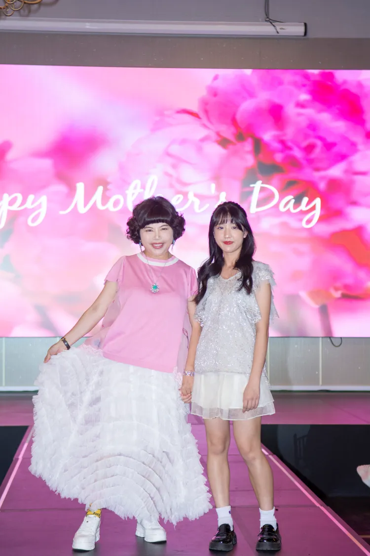 ▲禮客母親節「時尚媽咪Fashion Show」由管家婆科技股份有限公司暨禮客集團董事長翁素蕙與女兒攜手同台走秀。