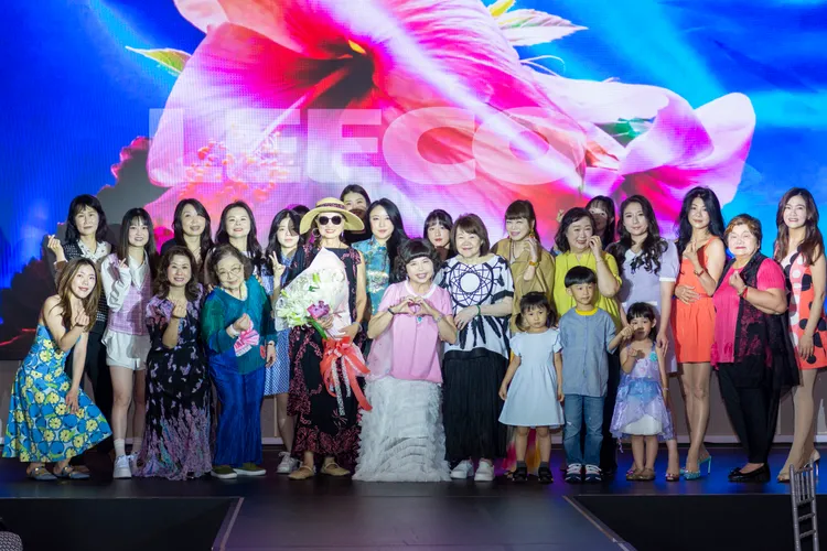 ▲溫馨5月，時尚CEO禮客百貨董事長溫筱鴻讓女性企業家與禮客VIP們化身時尚名模，推出「時尚媽咪Fashion Show」，締造商場與顧客的珍貴親子時光