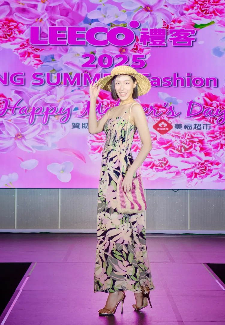 ▲禮客春夏服裝秀邀請伊林名模展演ROXY度假風格穿搭，以圖藤印花長洋裝搭配草編包和帽子