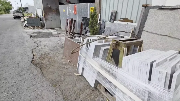 胡男身分證實是外籍移工，石材廠老闆、同事都驚訝「怎麼那麼多錢」。民眾提供