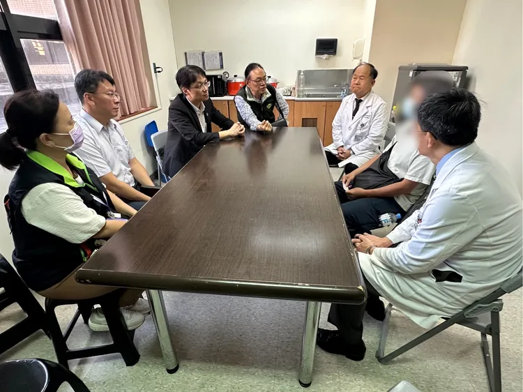 雄檢檢察長黃元冠親赴高醫探視傷者。雄檢提供