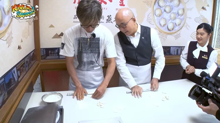 木村拓哉從擀麵皮就展現好手藝。翻攝木村拓哉YouTube