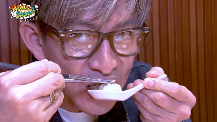 木村拓哉品嘗自己包的小籠包。翻攝木村拓哉YouTube