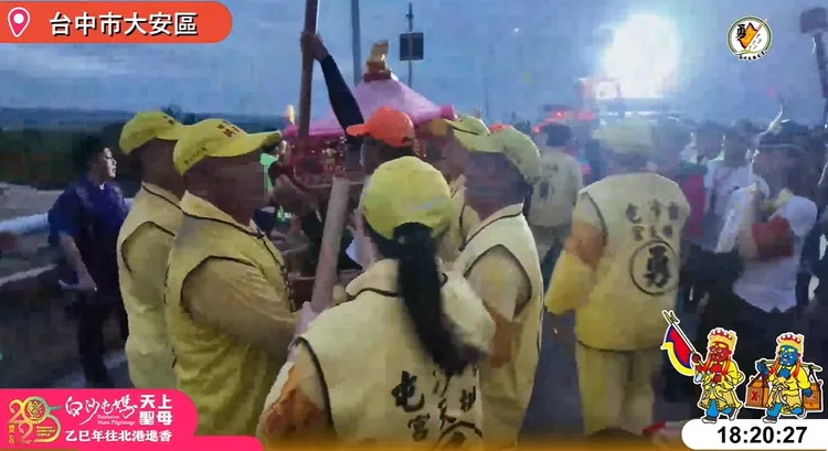 白沙屯媽祖鑾轎轎棍突斷掉。翻攝白沙屯拱天宮YouTube