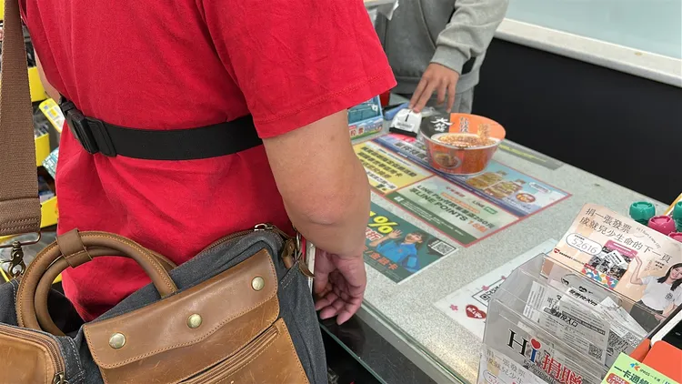 視障黃先生到住家巷口的萊爾富購買大乾麵，請店員泡泡麵的時候，因為知道濾水很麻煩，所以他體貼地說「泡濕的就好」，沒想到這句話卻成為了衝突的導火線。曾佳俊攝