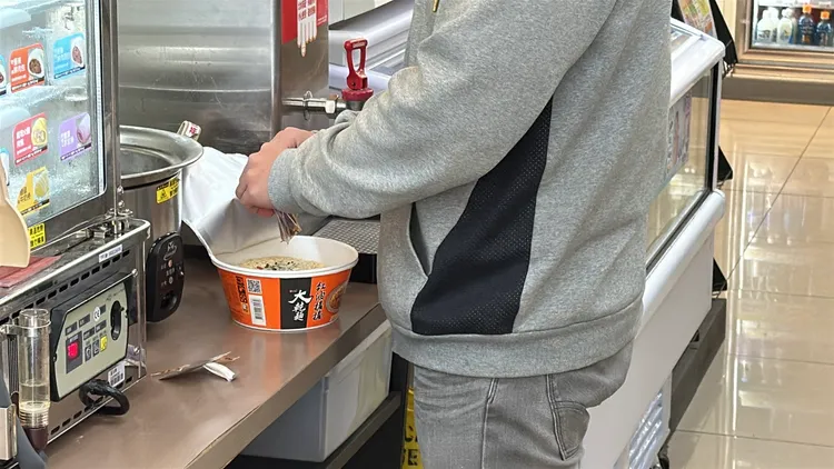 黃先生說，視障者連泡麵與熱水機的位置在哪都不知道，因此才會請店員幫忙，並非故意找麻煩。曾佳俊攝