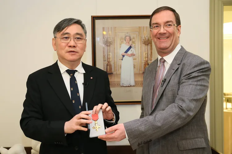 宏仁集團總裁王文洋（左）被媒體爆料疑似包養學生妹，但因拒認骨肉遭討10億元。圖為2016年王文洋獲得英國官方頒發勳章表揚，圖片取自英國在台辦事處臉書