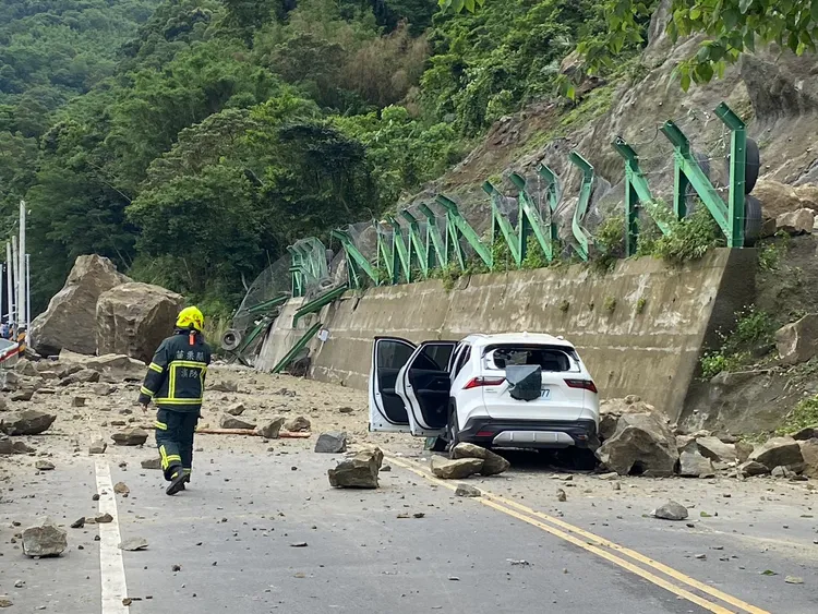 這起坍方共波及3車造成1人輕傷。民眾提供