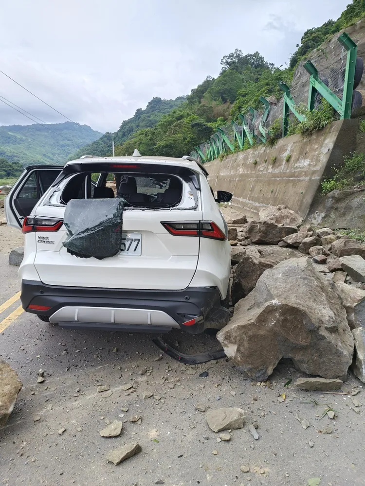 落石擊中白色休旅車，造成1人受傷送醫。民眾提供
