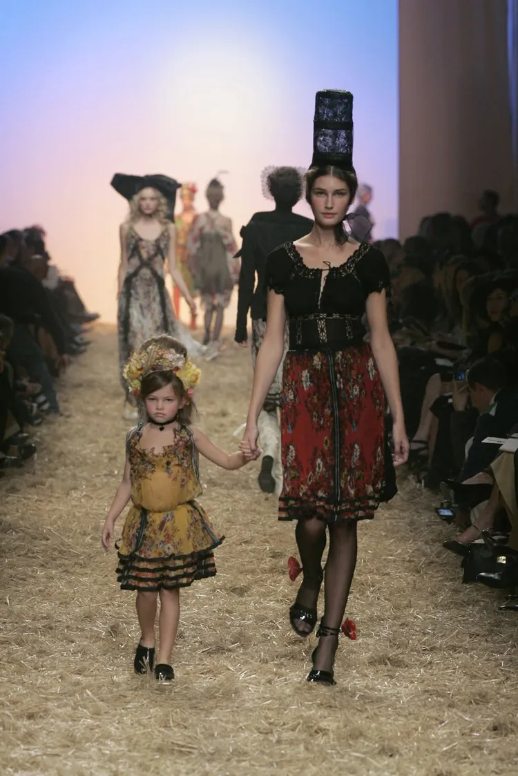 泰琳3歲被挖掘，4歲為法國鬼才時尚大師Jean Paul Gaultier走秀。翻攝Jean Paul Gaultier臉書