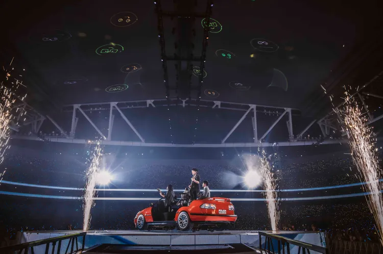 五月天上至天花板、下至地板，滿是酷炫的燈光與視訊設計。圖／相信音樂提供