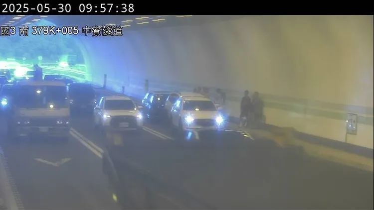 今日上午（中寮隧道內）發生4輛小客車追撞事故，造成後方車流回堵9公里。高公局提供