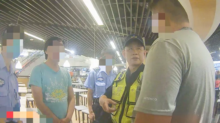 李男(左2)被依現行犯逮捕。新竹市警局提供