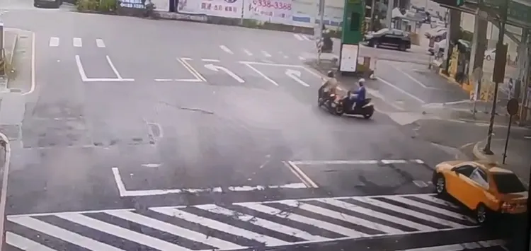 高中生騎士闖紅燈撞上另一部機車。翻攝畫面