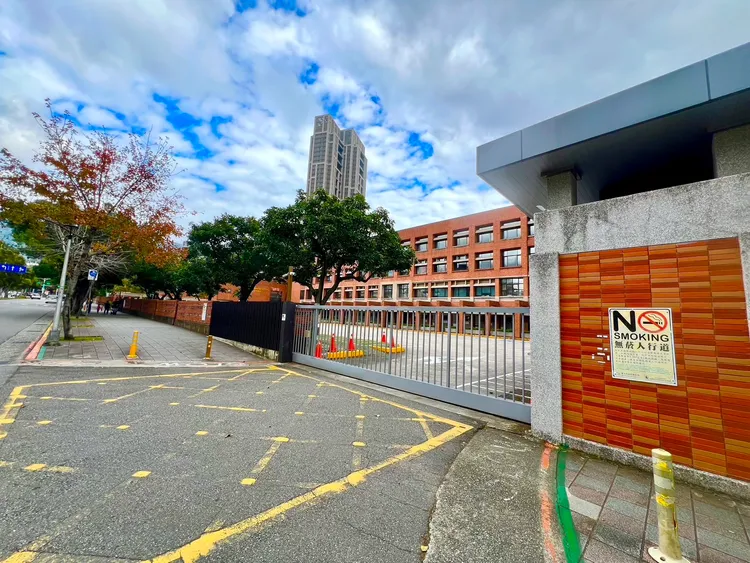 隨著輝達進駐北士科，週遭的學區宅引起關注，其中台北美國學校周遭住宅平均總價高達3754萬元，為榜上最高。永慶房產集團提供