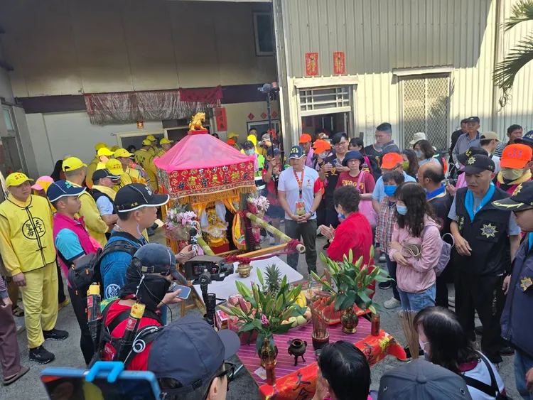 白沙屯媽祖駐駕在清水區護岸路某民宅，令住戶又驚又喜。民眾提供