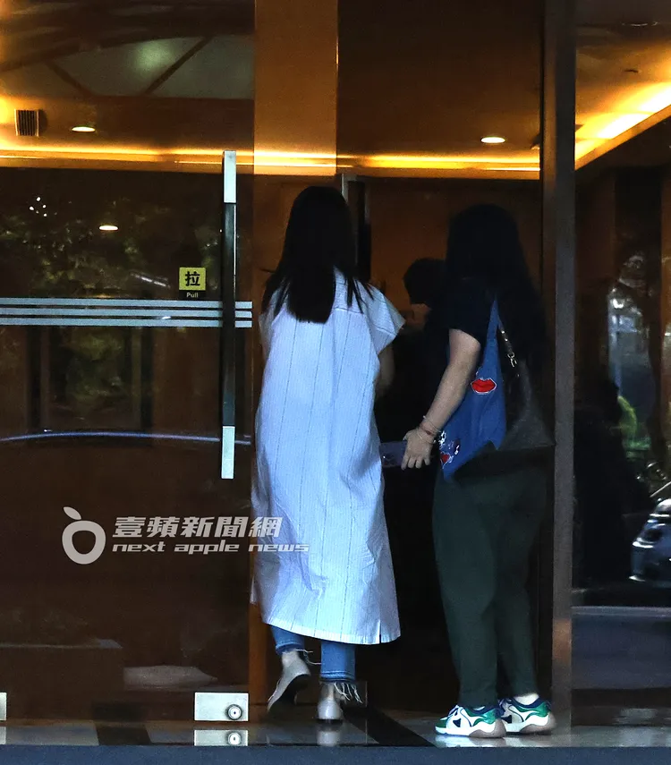 助理走在一旁幫忙林心如開門。特勤中心攝