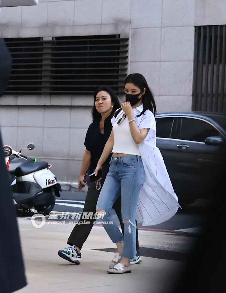 林心如小露蠻腰，走路有風自然飄逸。特勤中心攝