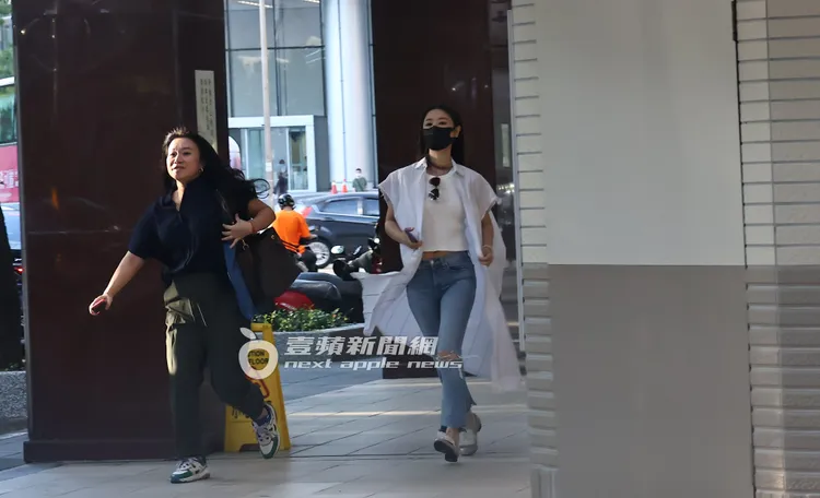 林心如（右）辦完事情後與助理跑向保母車。特勤中心攝