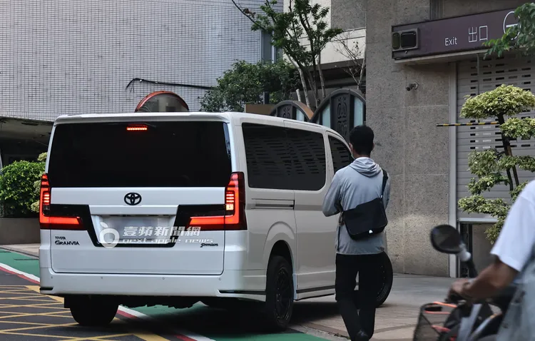 林心如搭乘保母車在傍晚6點回到中山區豪宅。特勤中心攝