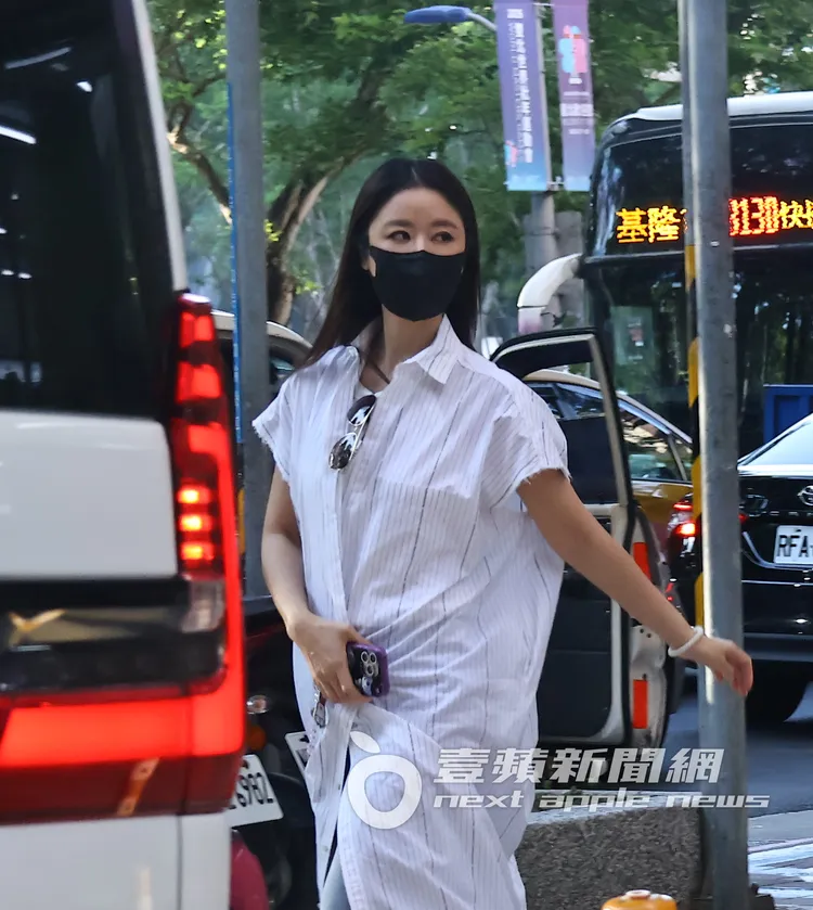 上車前，林心如回眸一笑百媚生。特勤中心攝