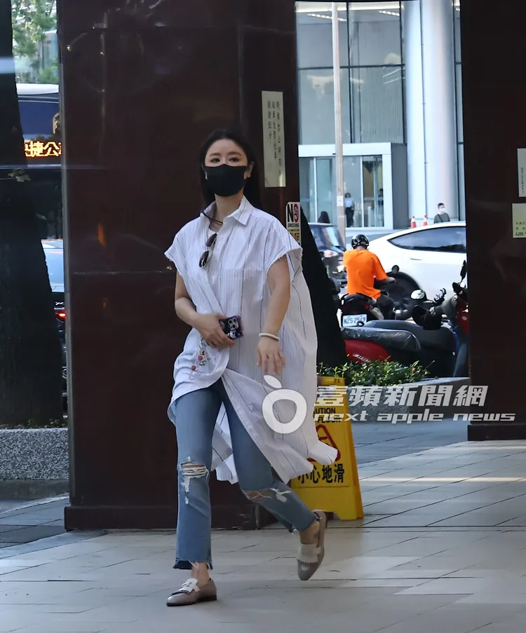 林心如衣著隨風飄揚，引起一旁路人注意。特勤中心攝
